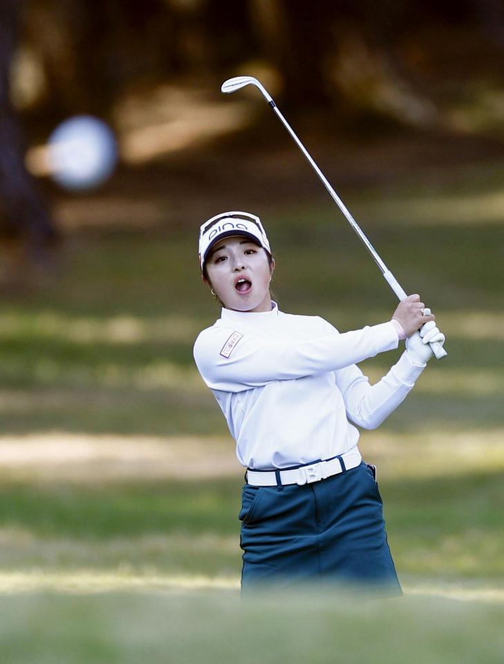 　１７番でアプローチショットを放つ佐久間朱莉