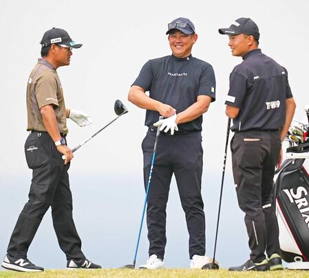 　１３番で同組の宮里優作（左）、岡田晃平（右）と談笑する松坂大輔