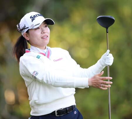 　２番、ティーショットを放ち、打球を見つめる勝みなみ（撮影・中田匡峻）