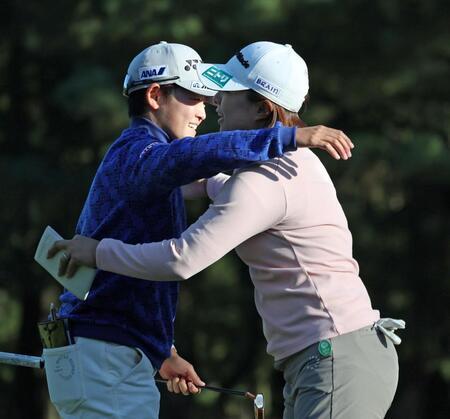 　１８番、ホールアウトし、永峰咲希（右）と抱擁を交わす岩井明愛（撮影・中田匡峻）