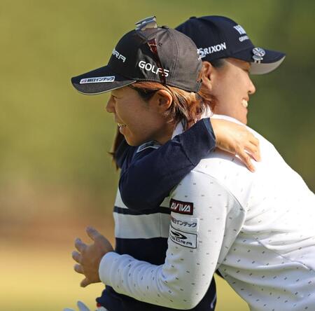 　１８番、ホールアウトし、畑岡奈紗（奥）と抱擁を交わす穴井詩（撮影・中田匡峻）