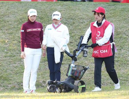 　１番、勝みなみ（中央）のゴルフバッグが坂道で落下し、心配そうな表情で見つめる堀琴音（左）＝撮影・中田匡峻