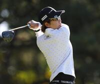 　４番、ティーショットを放つ穴井詩（撮影・中田匡峻）