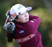 　２番、ティーショットを放つ堀琴音（撮影・中田匡峻）