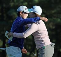 　１８番、ホールアウトし、永峰咲希（右）と抱擁を交わす岩井明愛（撮影・中田匡峻）