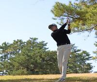 　３番、セカンドショットを放つ岩井千怜（撮影・中田匡峻）