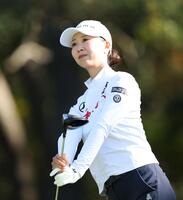 　４番、ティーショットを放ち、打球を見つめる金沢志奈（撮影・中田匡峻）