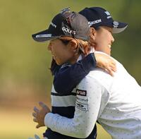 　１８番、ホールアウトし、畑岡奈紗（奥）と抱擁を交わす穴井詩（撮影・中田匡峻）