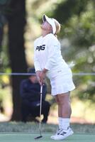 　１７番、バーディーパットが惜しくも外れ、悔しがる鈴木愛（撮影・中田匡峻）