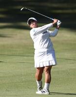 　１７番、セカンドショットを放つ鈴木愛（撮影・中田匡峻）