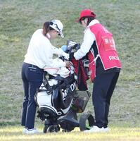 　１番、落下したゴルフバッグを直す勝みなみ（左）＝撮影・中田匡峻