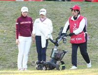 　１番、勝みなみ（中央）のゴルフバッグが坂道で落下し、心配そうな表情で見つめる堀琴音（左）＝撮影・中田匡峻