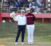 　１番、仲良くスタートする勝みなみ（左）と堀琴音（撮影・中田匡峻）