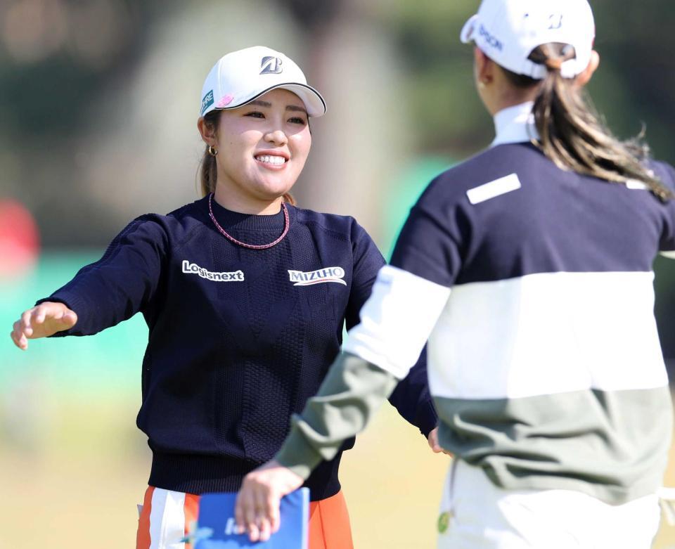 　１８番、同組の吉田優利（右）の元へ駆け寄る古江彩佳（撮影・中田匡峻）