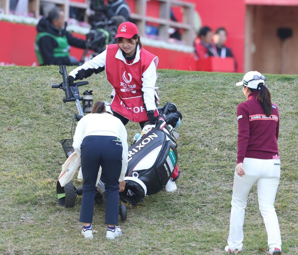 　１番、勝みなみ（手前左）のゴルフバッグが坂道で落下する（撮影・中田匡峻）