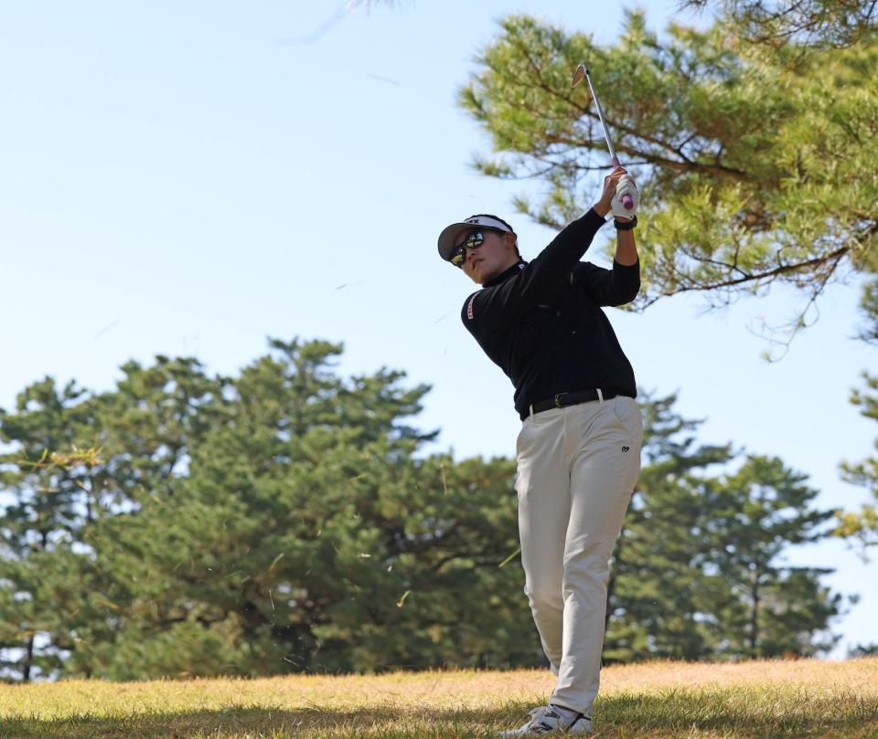 　３番、セカンドショットを放つ岩井千怜（撮影・中田匡峻）