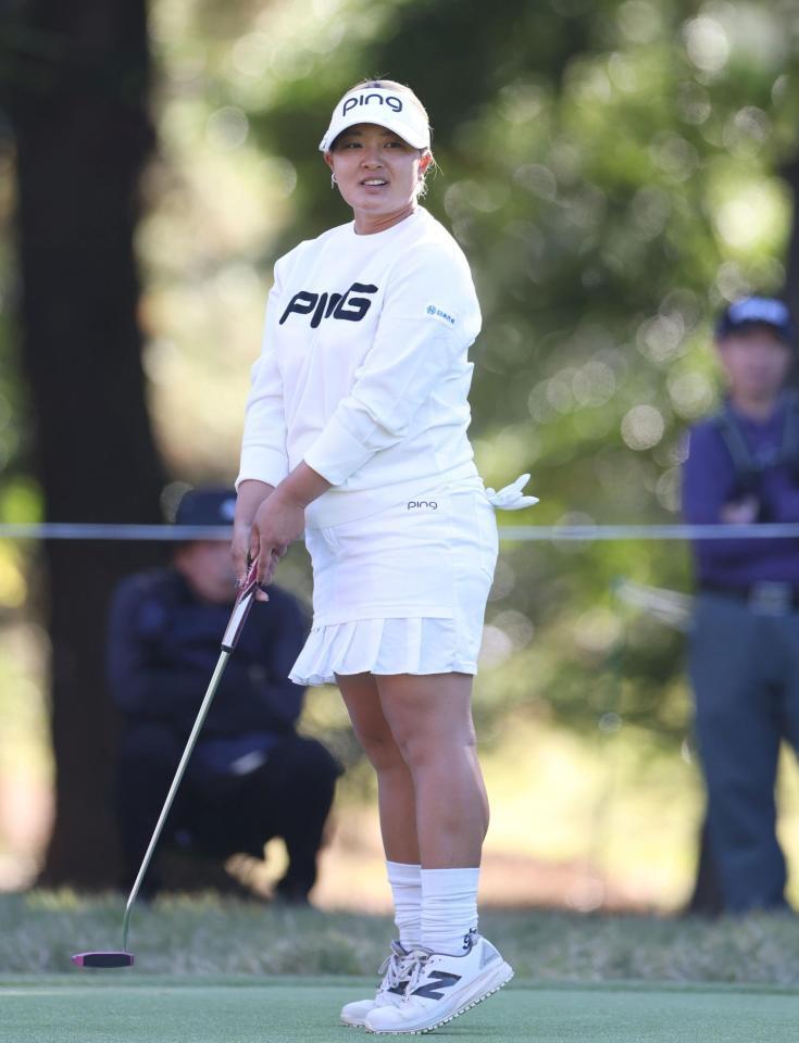 　１７番、バーディーパットが惜しくも外れ、悔しがる鈴木愛（撮影・中田匡峻）