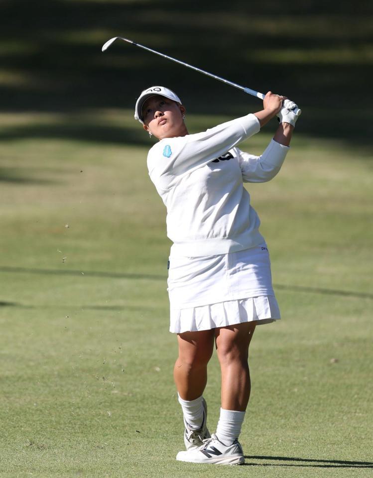 　１７番、セカンドショットを放つ鈴木愛（撮影・中田匡峻）