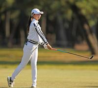 　１８番、セカンドショットを放ち、打球の行方を見つめる金沢志奈（撮影・中田匡峻）