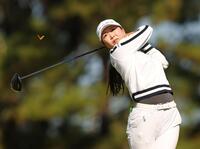 　６番、ティーショットを放つ金沢志奈（撮影・中田匡峻）