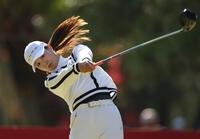 　１４番、ティーショットを放つ金沢志奈（撮影・中田匡峻）