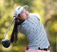 　２番、ティーショットを放つ入谷響（撮影・中田匡峻）