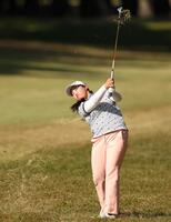 　１７番、セカンドショットを放つ入谷響（撮影・中田匡峻）