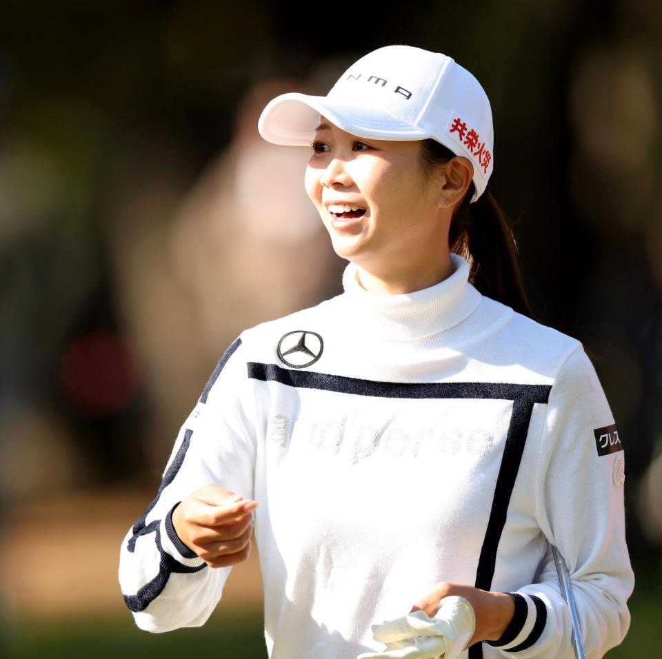 　１７番、グリーン上のボールの位置を見て驚いた表情を見せる金沢志奈（撮影・中田匡峻）