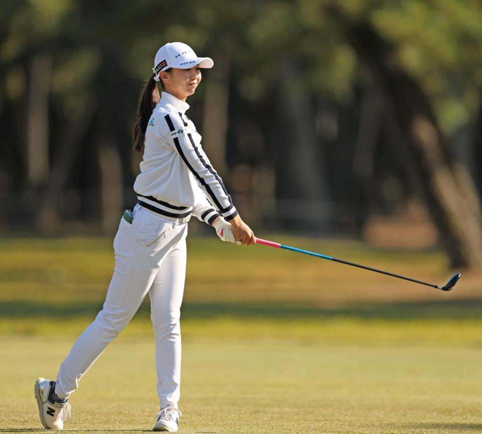 　１８番、セカンドショットを放ち、打球の行方を見つめる金沢志奈（撮影・中田匡峻）