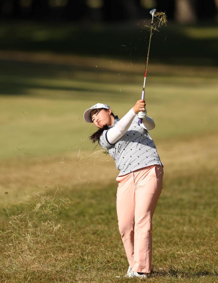 　１７番、セカンドショットを放つ入谷響（撮影・中田匡峻）