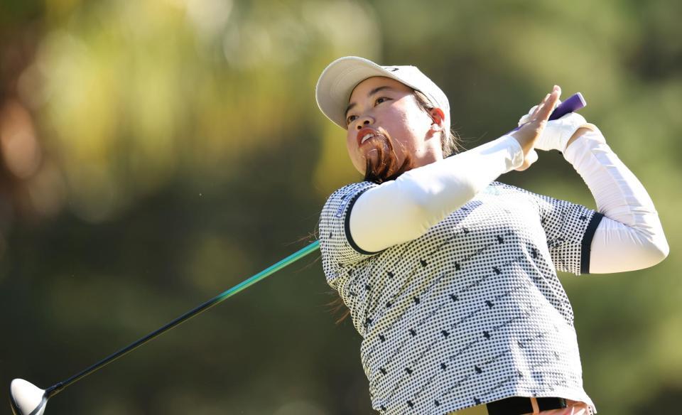 　１４番、ティーショットを放つ入谷響（撮影・中田匡峻）