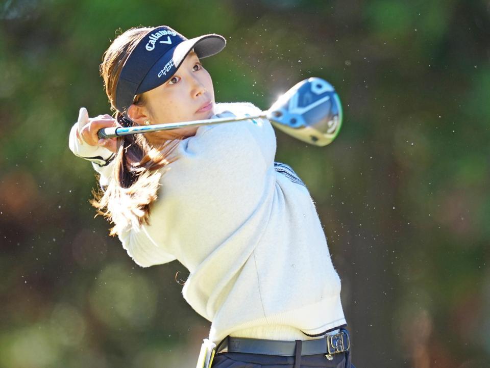 　３番でティーショットを放つ六車日那乃