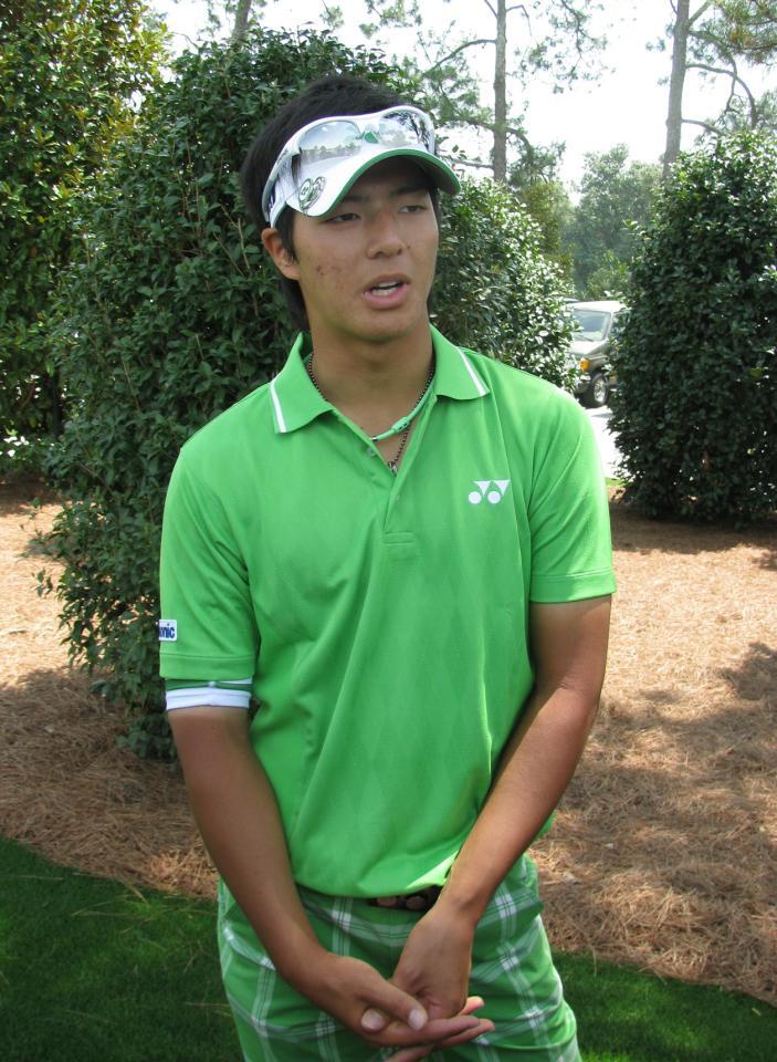 　マスターズ本番を控え、練習ラウンド後に取材に応じる石川遼＝２０１０年４月