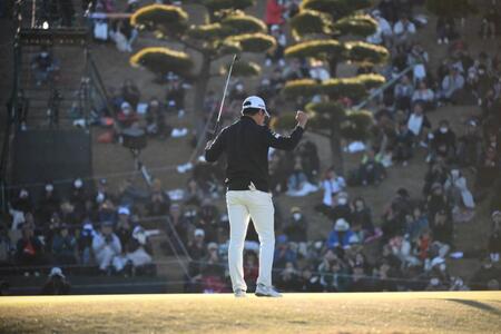 　１８番、ウイニングショットを沈めガッツポーズを決める小木曽喬（撮影・開出牧）