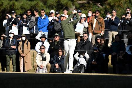 　４番、ギャラリーを背にティーショットを放つ小木曽喬（撮影・開出牧）