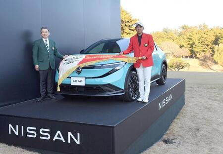 　副賞として電気自動車を贈られた小木曽喬（右）。左は日産東京販売ホールディングス株式会社の竹林彰代表取締役社長（撮影・開出牧）