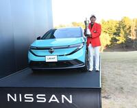 　副賞として電気自動車を贈られた小木曽喬（撮影・開出牧）