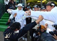 　金子駆大（右端）ら選手から手荒い祝福を受ける小木曽喬（撮影・開出牧）