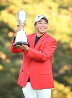 　ＪＴカップを手に会心の笑みを浮かべる小木曽喬（撮影・開出牧）