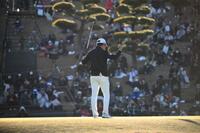 　１８番、ウイニングショットを沈めガッツポーズを決める小木曽喬（撮影・開出牧）