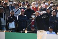 　１０番、ティーショットを放つ小木曽喬（撮影・開出牧）