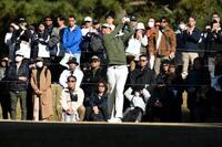 　４番、ギャラリーを背にティーショットを放つ小木曽喬（撮影・開出牧）