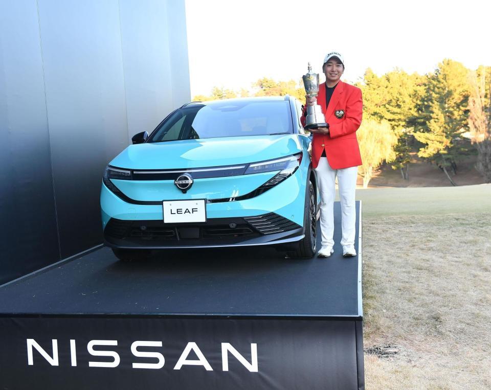 　副賞として電気自動車を贈られた小木曽喬（撮影・開出牧）