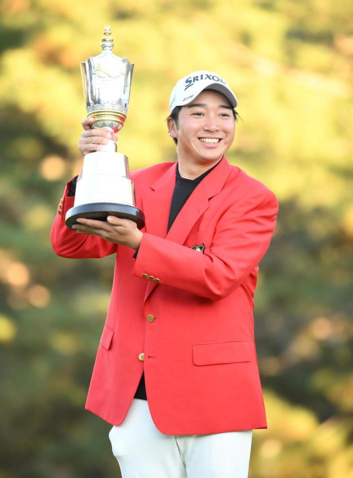 　ＪＴカップを手に会心の笑みを浮かべる小木曽喬（撮影・開出牧）