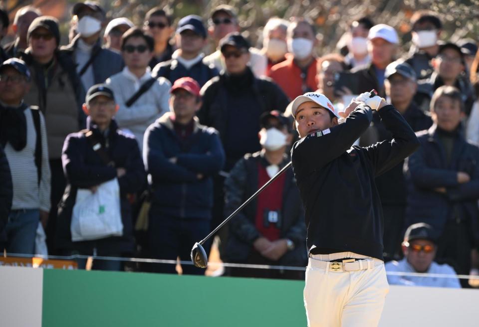 　１０番、ティーショットを放つ小木曽喬（撮影・開出牧）