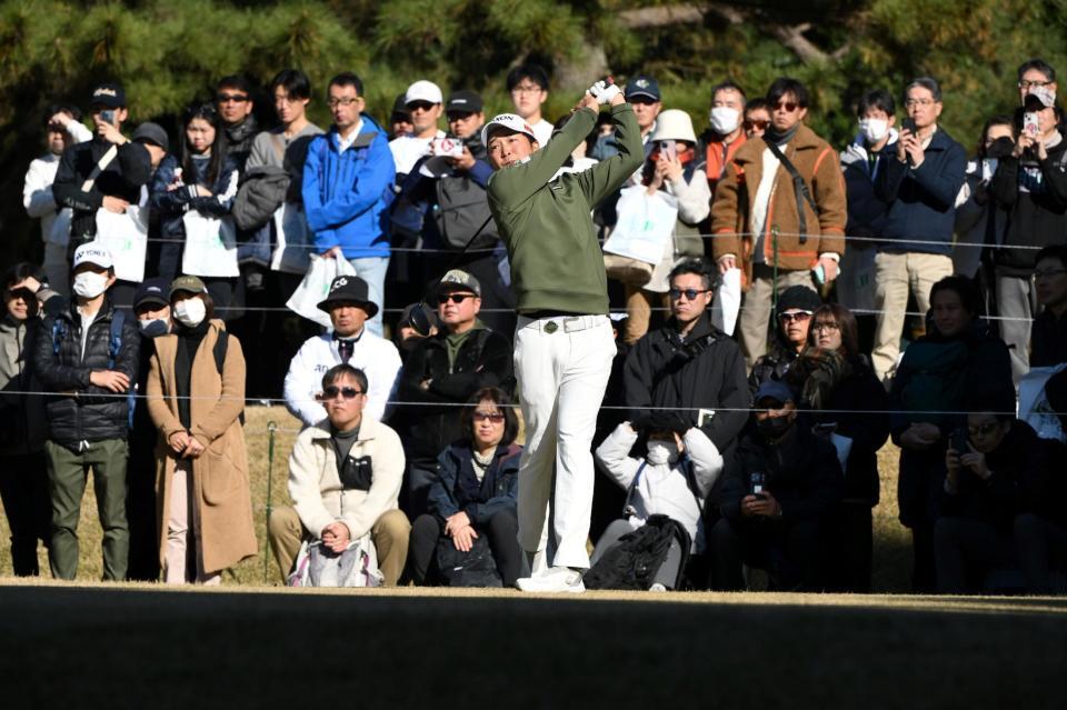 　４番、ギャラリーを背にティーショットを放つ小木曽喬（撮影・開出牧）