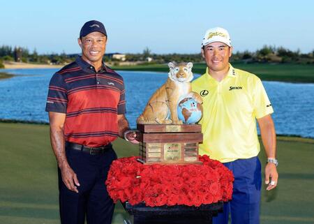 　ヒーロー・ワールドチャレンジを制し、ウッズ（左）と写真に納まる松山（ゲッティ＝共同）