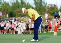 　プレーオフで優勝を決めるパットを放つ松山（ゲッティ＝共同）