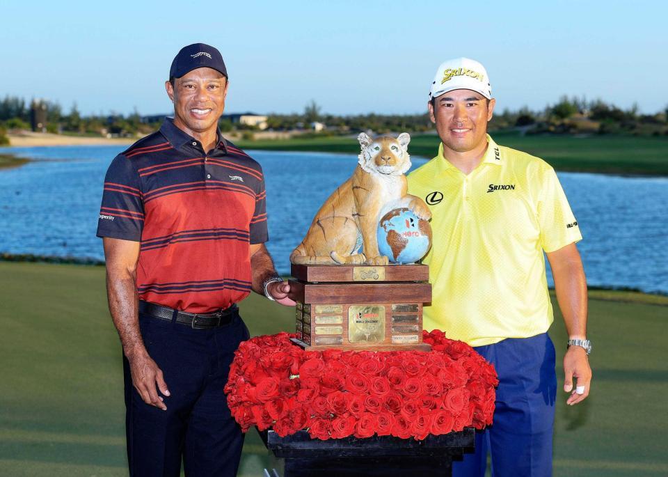 　ヒーロー・ワールドチャレンジを制し、ウッズ（左）と写真に納まる松山（ゲッティ＝共同）