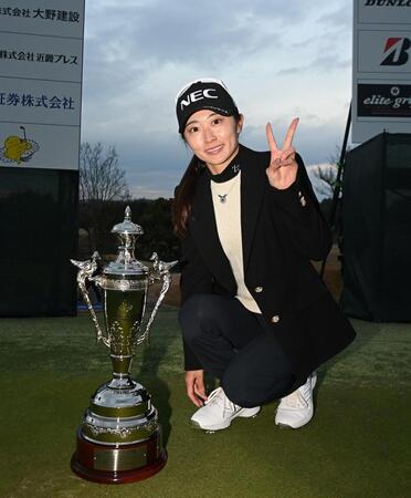 　大会連覇を果たし、ピースサインの安田祐香（撮影・西田忠信）